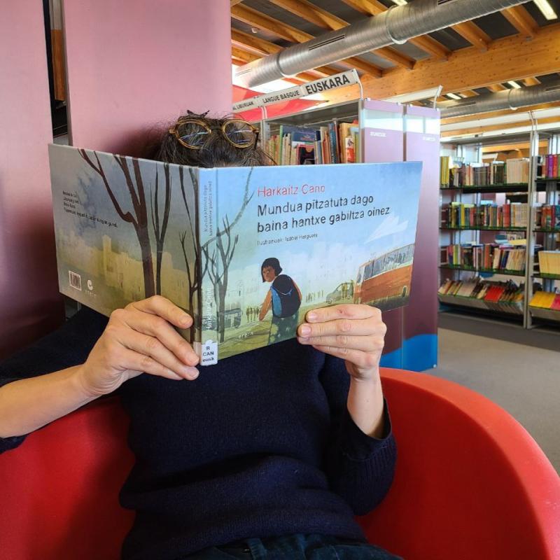 _usu_xekatzen_duzun_liburuaren_ondoan_da_zuk_behar_duzun_liburua_