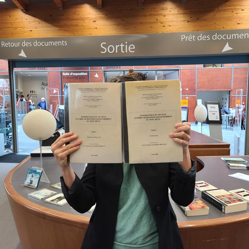 La%20Negresse%20izena%20eta%20bere%20korapiloa