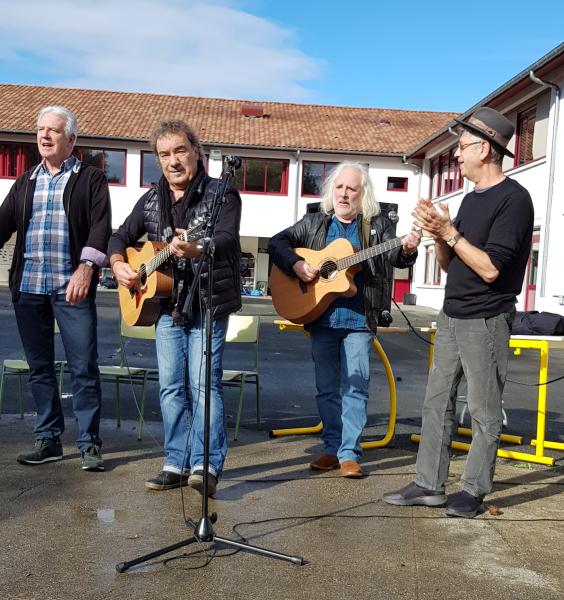 lau_izar_xalbador_kolegioan_ikasleekin_kantuz