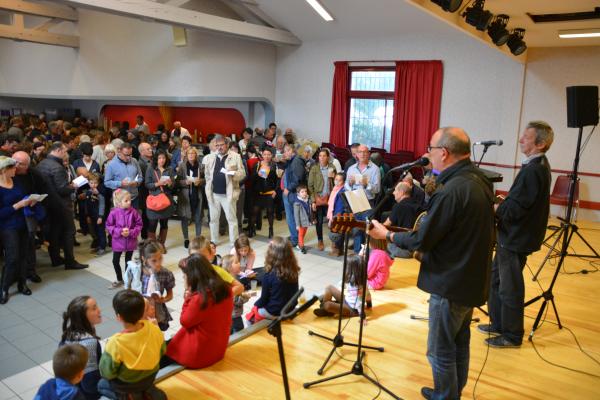 hiriburuko_uhaina_elkarteak_bere_sartzea_kantuz_hasiko_du