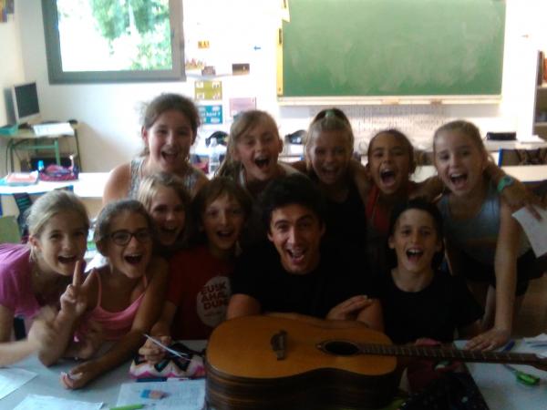 Jurgi%20Ekiza%20Arrokagaraieko%20ikasleen%20eskuetan