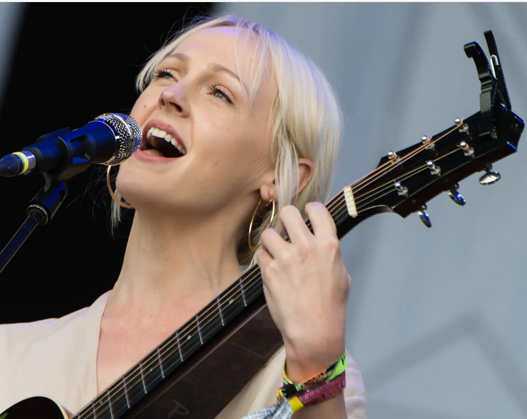 Oraindik%20ez%20duen%20alaba%20bati%20zuzendu%20kantuak%20eskaintzen%20ditu%20Laura%20Marlingek%20bere%20disko%20berrian