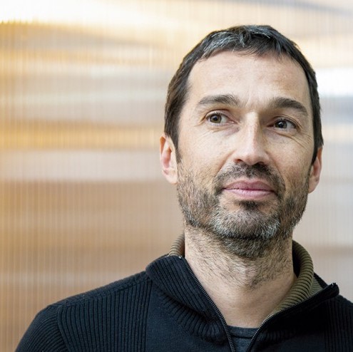 _pentsa_dezakegu_ukatua_izaitea_norbaiti_gure_dantzetan_parte_hartzea_bere_azalaren_koloreagatik_