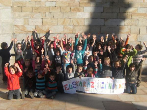 sarako_haurrak_irratilari