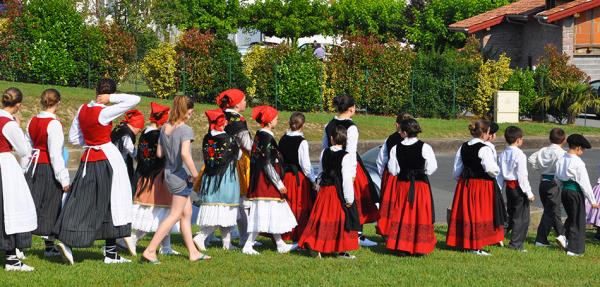 zuraiden_dantzan_ihauteriak_ekartzeko