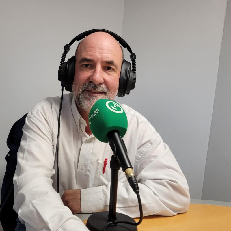 _bizar_xuri_ere_toki_batzutan_olentzero_bihurtzen_da_argia_ekartzen_du_