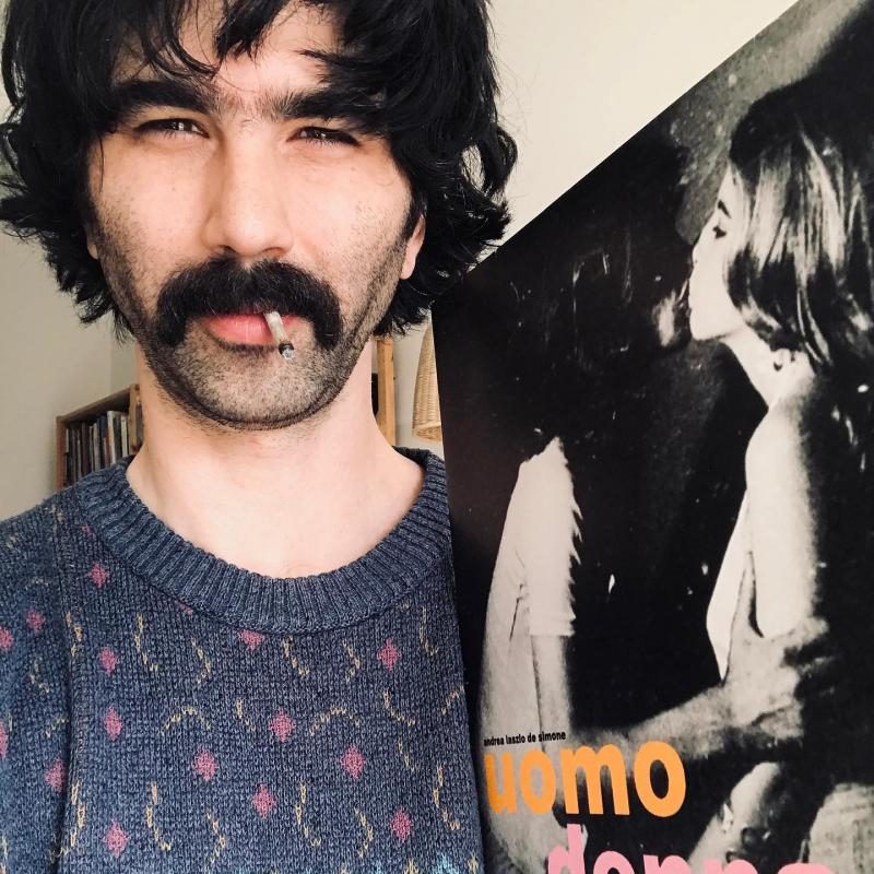 _andrea_laszlo_de_simone_fantasiaz_eta_elegantziaz_beteriko_pop_gizon_sumea_