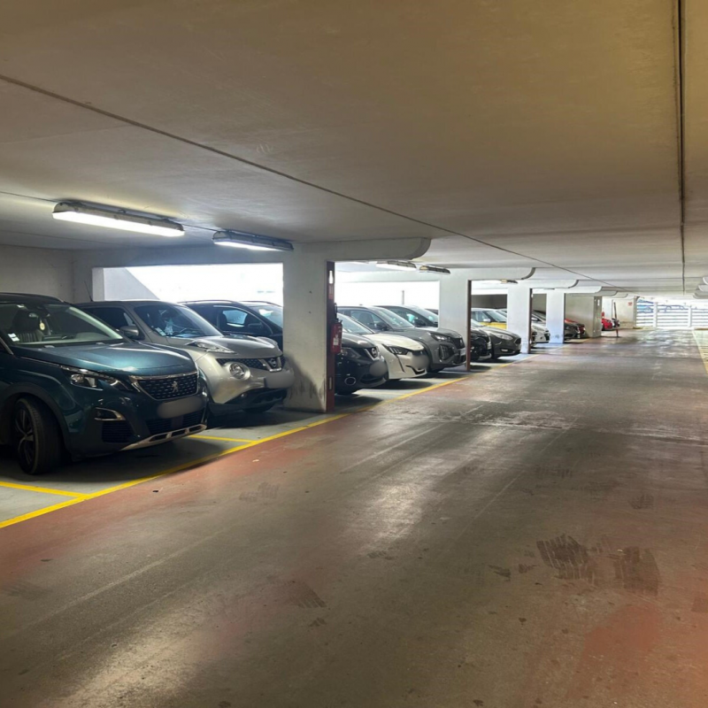 ospitaleko_4000_langileentzat_ez_da_aparkatzeko_lekurik