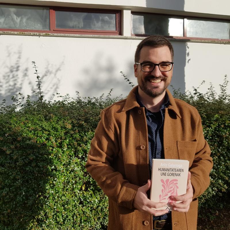 _idazle_hitzak_daukan_karga_horren_kontra_kosta_egiten_zait_oraindik_nire_burua_hala_izendatzea_