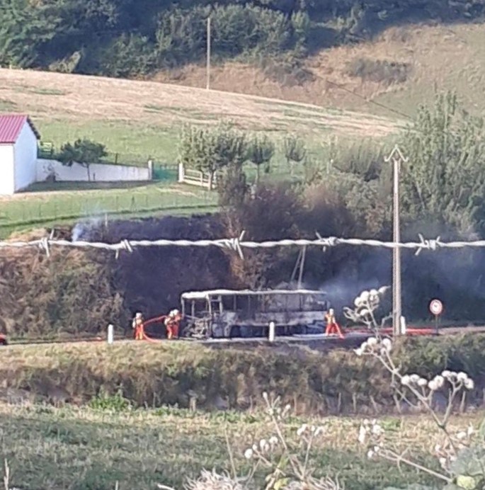 zuraiden_haurrak_eramaten_zituen_autobus_bat_osoki_erre_da