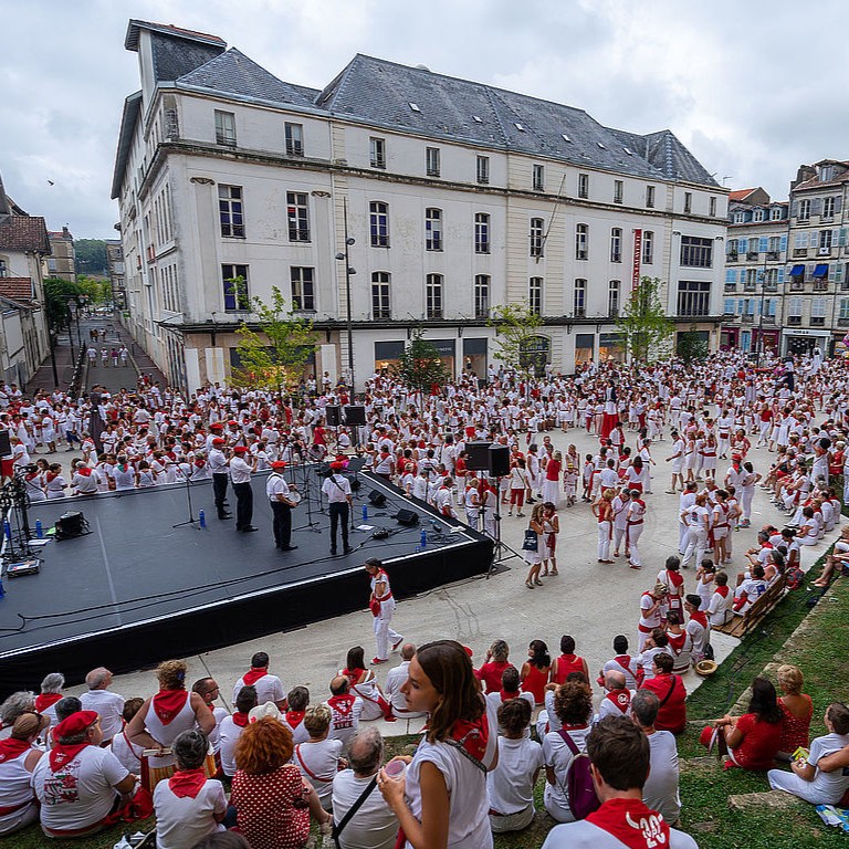 karrikaldirekin_euskal_giroa_baiona_handian_ere