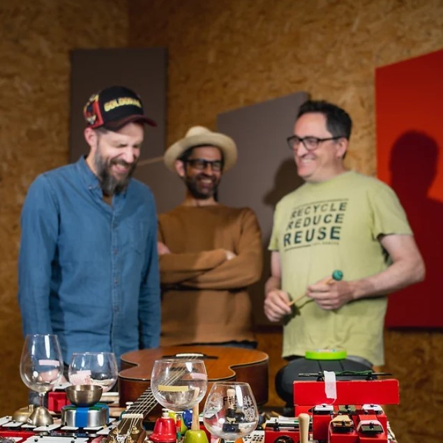 Ensemble%200%20:%20kontzertu%20birak%20trenez%20eta%20bizikletaz%20bakarrik%20egiten%20dituen%20hirukotea