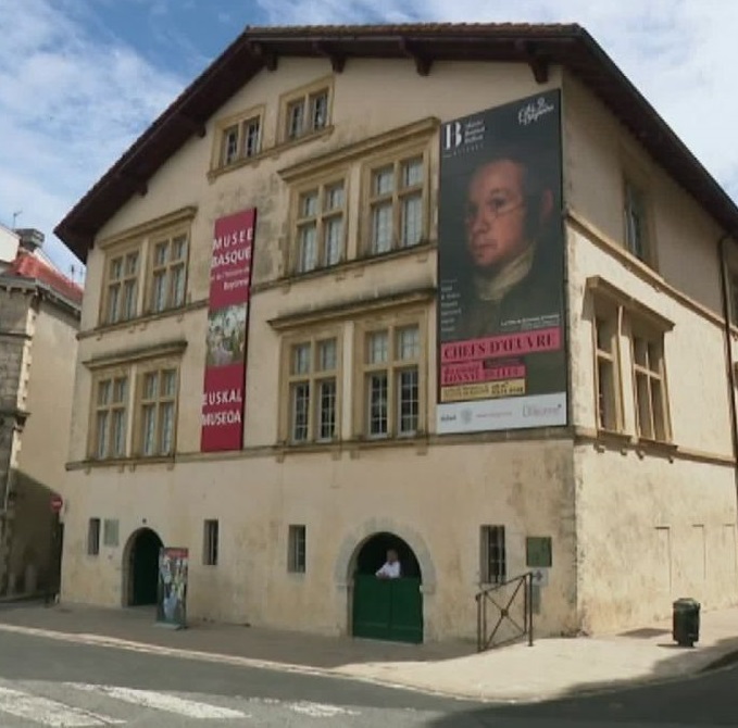 ondarearen_egunen_kari_euskal_museoan_gomita_luzatua