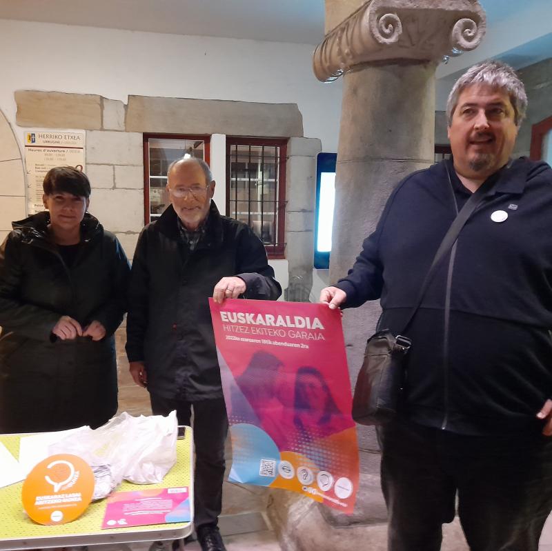 euskaraldia_hasi_aitzin_txapa_banaketak_