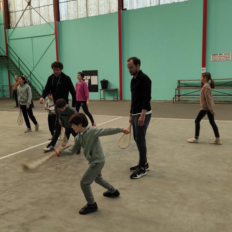 haurrak_eta_burasoak_elgarrekin_pilota_ikastaldian