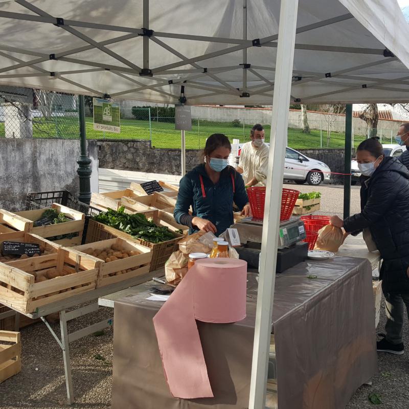 _merkatua_eskertzen_dugu_bezeroak_ikusten_ditugulako_oharrak_egiten_dizkigute_