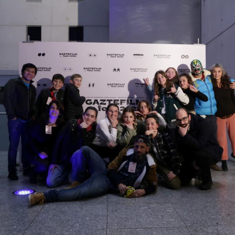 kurrin_filma_euskaraz_estitxu_robles_kolegioko_ikasleen_bikoizketari_esker_