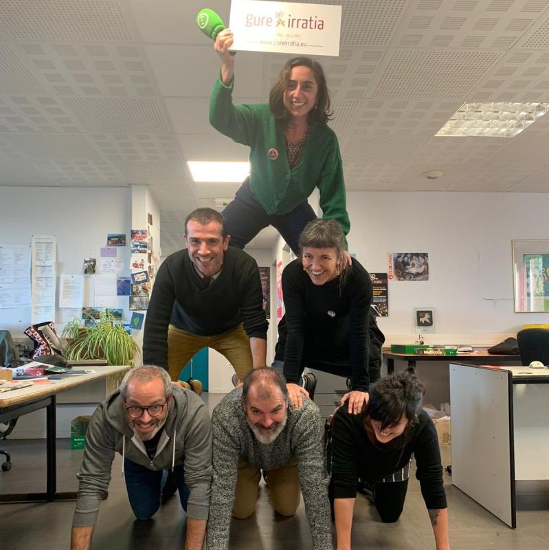 piramide_handiagoa_eraikitzen_bagenu_elkarrekin_entzule_