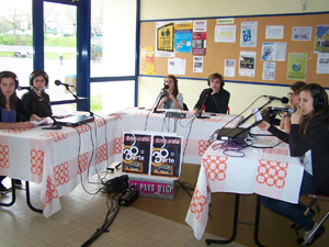 rene_cassin_lizeoko_ikasleek_leheneko_euskara_opzioko_17_ikasleek_egin_lana_entzungai_gure_irratian