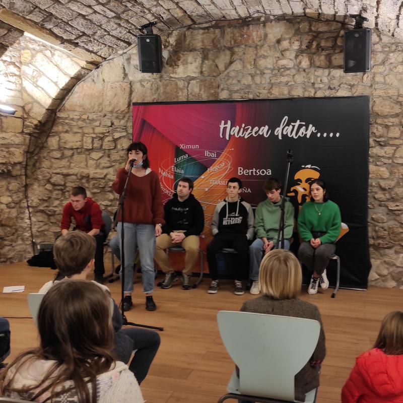 _maite_dut_inprobisatzea_ideiak_botatzea_eta_publikoa_irriaraztea_