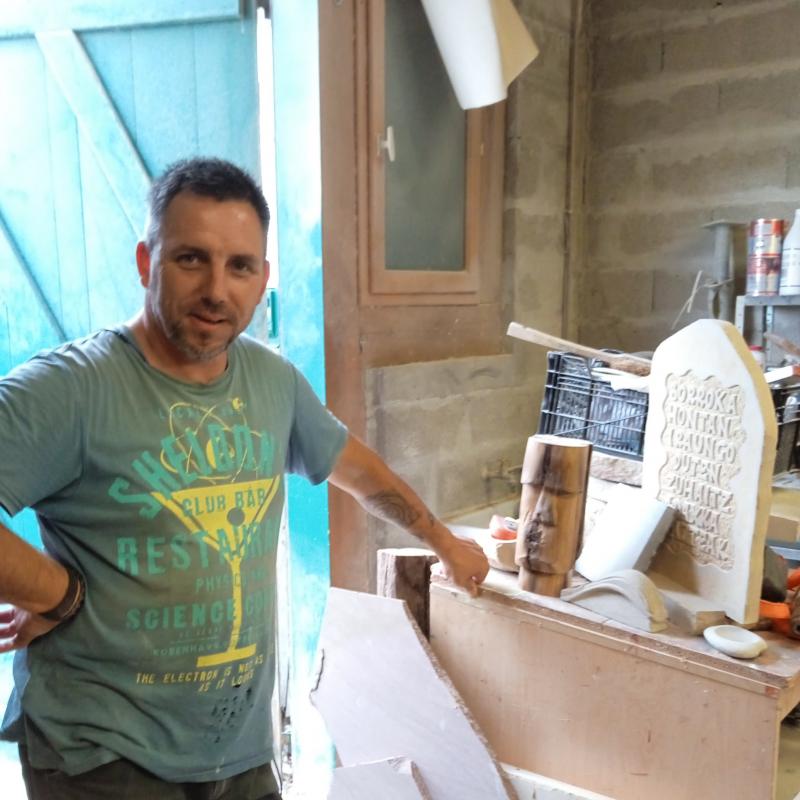 iban_arruferia_zizelkaria_senpereko_eskulangileen_merkatuan