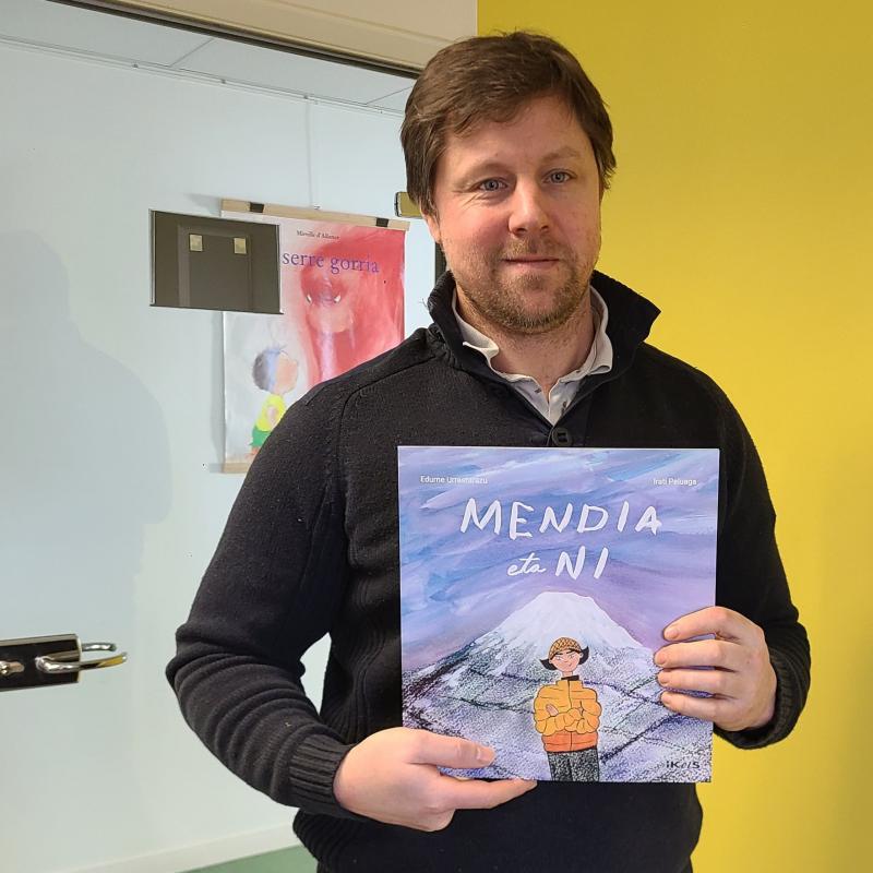 Orrialde%20guttitan_%20ate%20anitz%20irekitzen%20dituen%20albuma