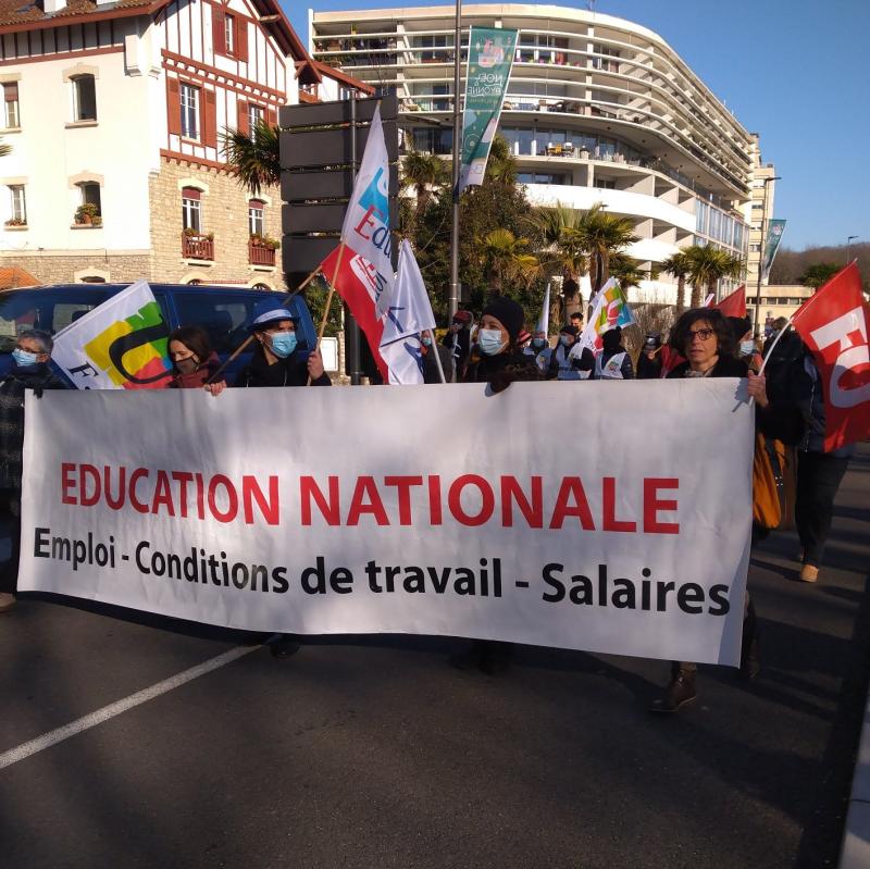 1000_pertsona_baionako_karriketan_eskoletako_protokolo_aldakorren_salatzeko