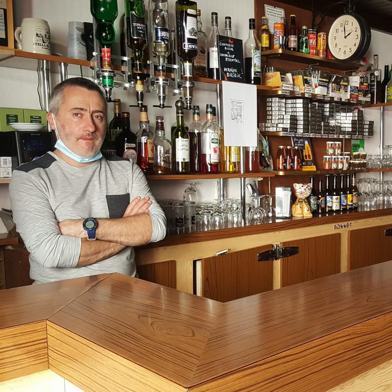 etchebarne_jatetxeko_bazkaria_etxera_eramateko_ontzi_berrerabilgarrietan