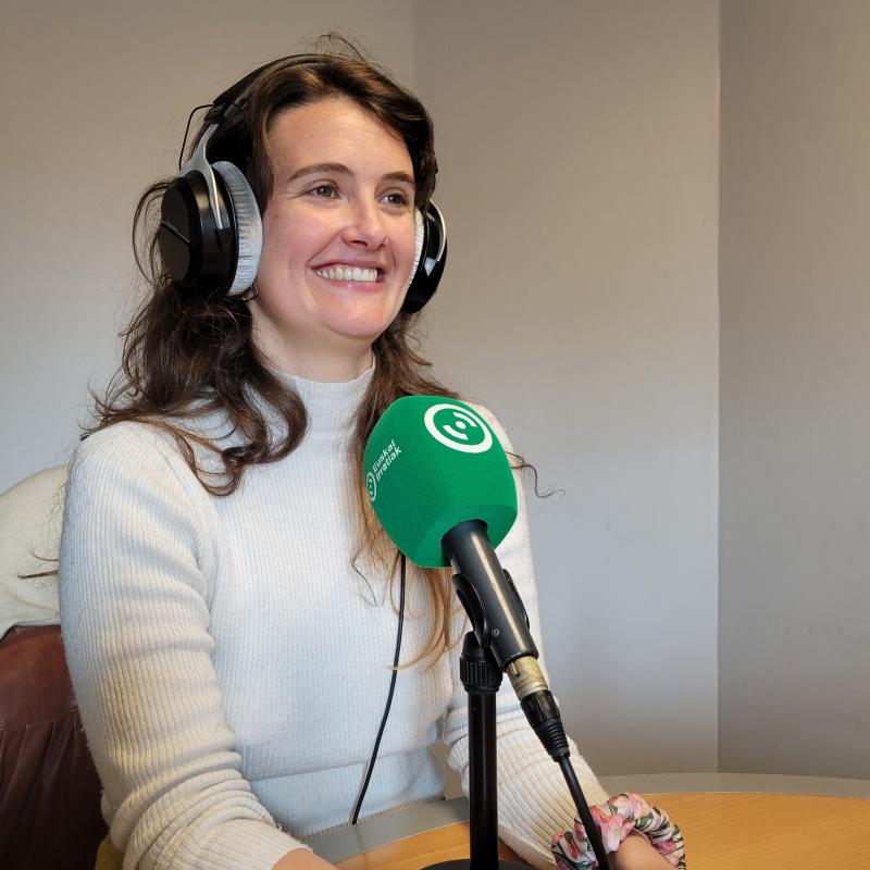 _dantzaria_zirelarik_maite_duzu_jendeak_begiratzen_zaituelarik_alta_ez_du_erran_nahi_konfiantzan_zirela_