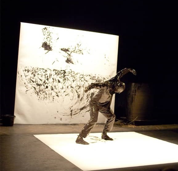 Tindu%20beltz%20hori_%20dantzaren%20lekukotasun%20bat%20bezala%20gelditzen%20da