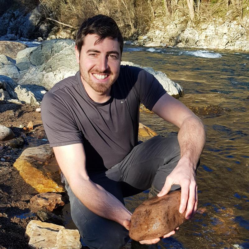 izokina_ezterenzubitik_islandia_hegoaldera_berriz_sorterrira_itzuli_aitzin