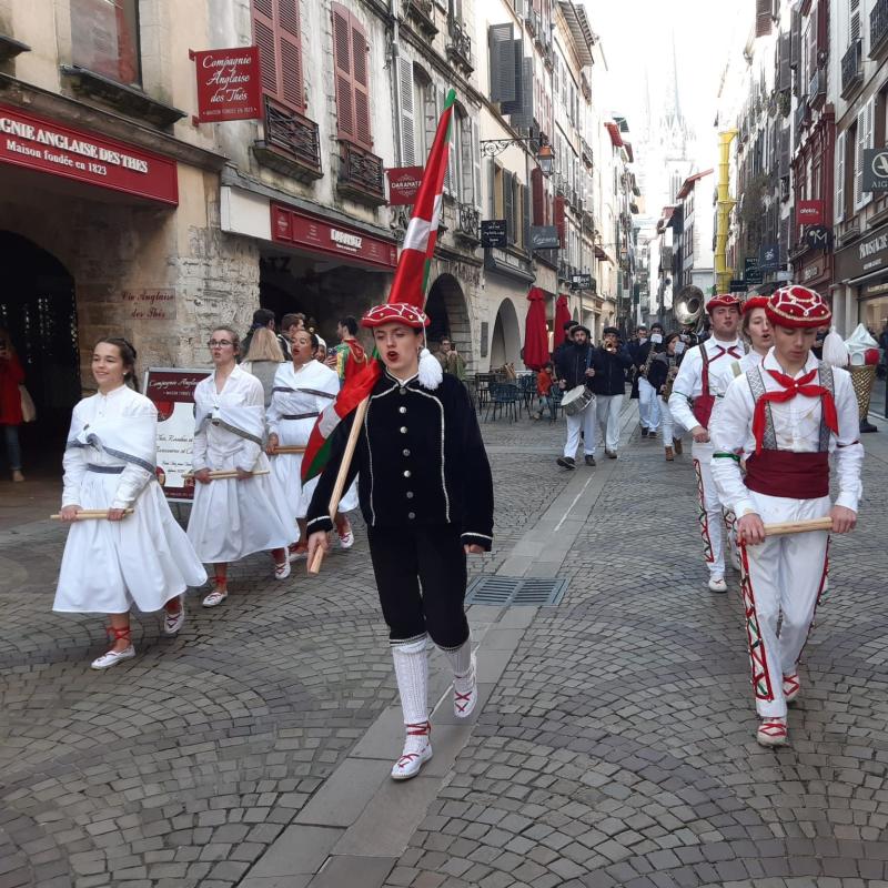 _2023a_arte_neskak_ez_integratzea_kaskarotetan_harrigarria_da_baina_belaunaldi_aldaketarekin_naturalki_egin_da_