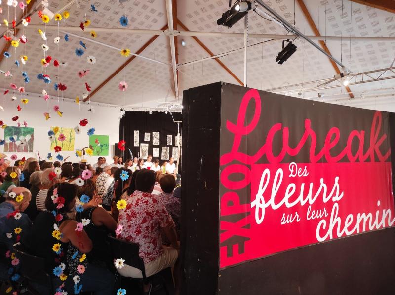 angeluko_etxea_zentroaren_loreak_ikusgai