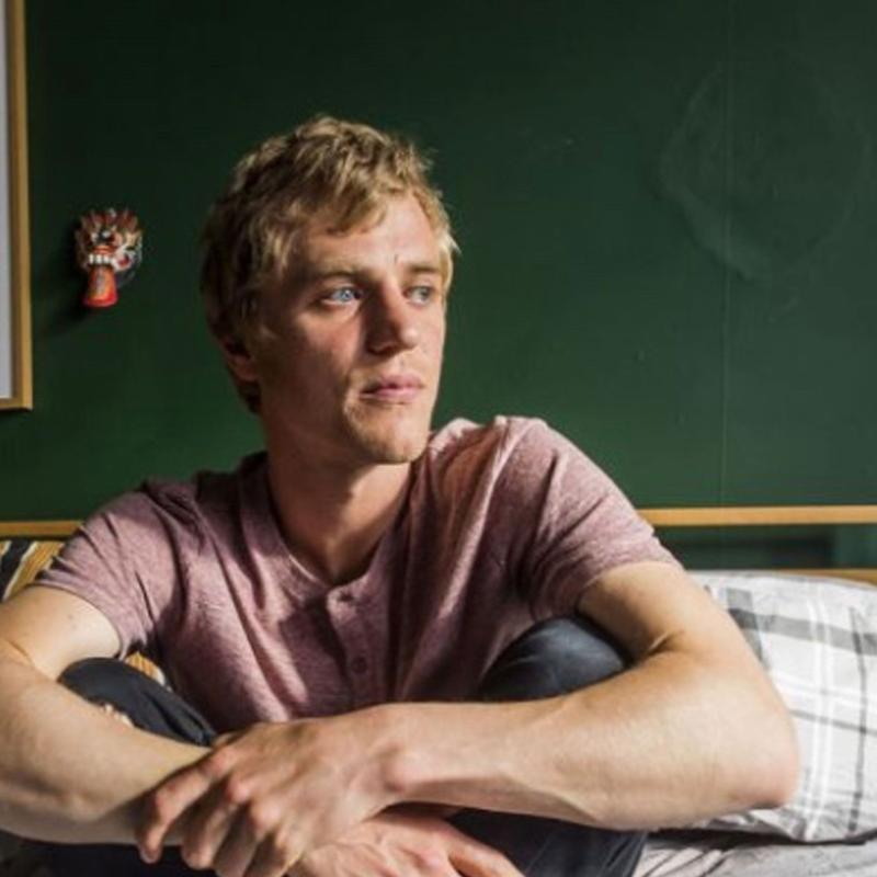 _flyyn_sinpletasuna_goxotasuna_eta_bizipozaren_kantaria_da_maiz_supazterrean_abesteko_kantuak_idazten_ditu_