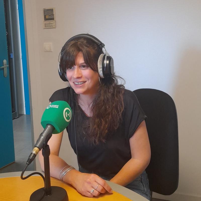 _beste_euskarri_batzuekin_komiki_eleberri_grafiko_edo_irudia_sartuz_laguntzen_ahal_du_literaturan_sartzeko_