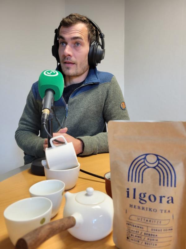 _kafea_aski_fite_edaten_da_eta_teak_aldiz_eskatzen_du_denbora_hartzea_ongi_edan_nahi_bada_