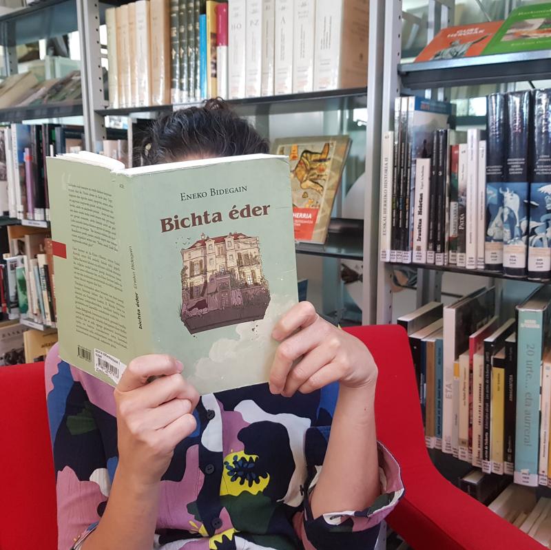 _ilbarritz_jauregipeko_hondartza_hortan_jarri_eta_eneko_bidegainen_bichta_eder_irakurtzea_gomendatzen_dut_