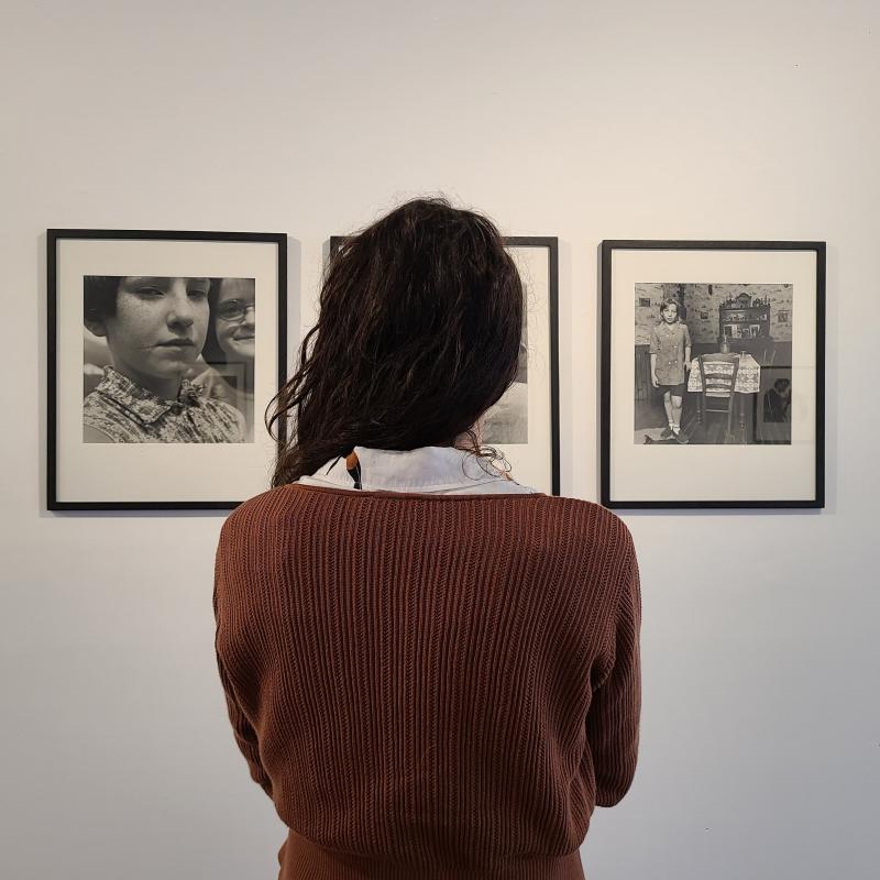 Argazkiak%20zuri%20beltzean%20dira_%20bainan%20senditzen%20da%20kolorea_%20usainak%20edo%20momentua