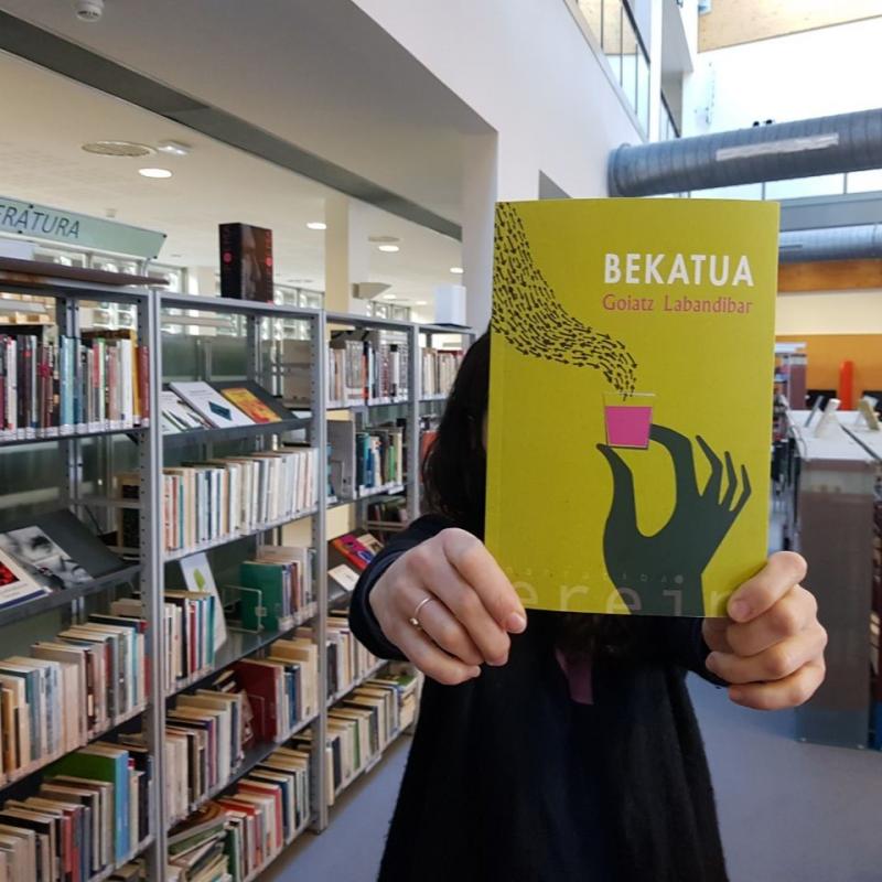 _36_urteko_garazi_bere_mutila_ez_den_19_urteko_mattinen_ohean_iratzartzen_da_hola_hasten_da_istorioa_