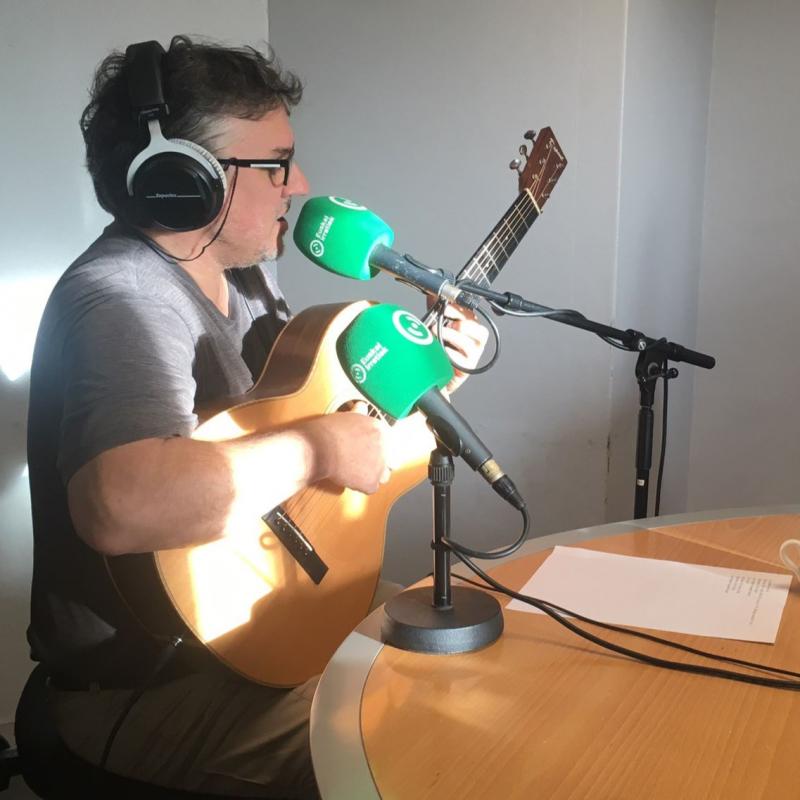 _musikaria_taula_gainean_eta_antzokietan_bada_bakarrik_iduritzen_zait_zerbait_falta_zaiola_