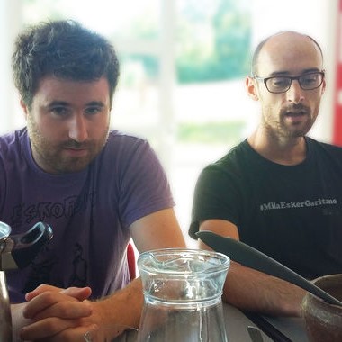 arberoako_ikastolaren_alde_bertso_saioa_izturitzen