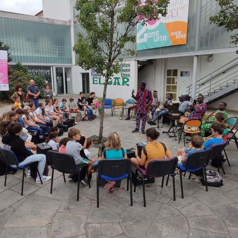 beningo_gangbe_brass_band_eko_musikariak_hazparneko_musikari_gazteekin_elkarlanean