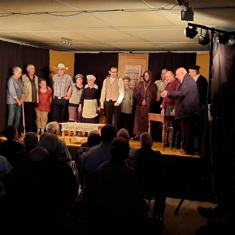 larrazkeneko_loreak_aldudeko_antzerki_taldea_uztaritzen_igandean