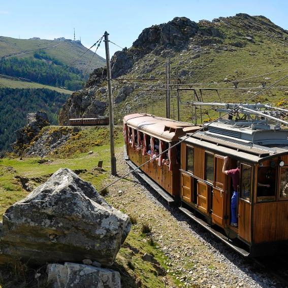 larrungo_trenak_berriz_abiatu_ditu_bere_joan_etorriak