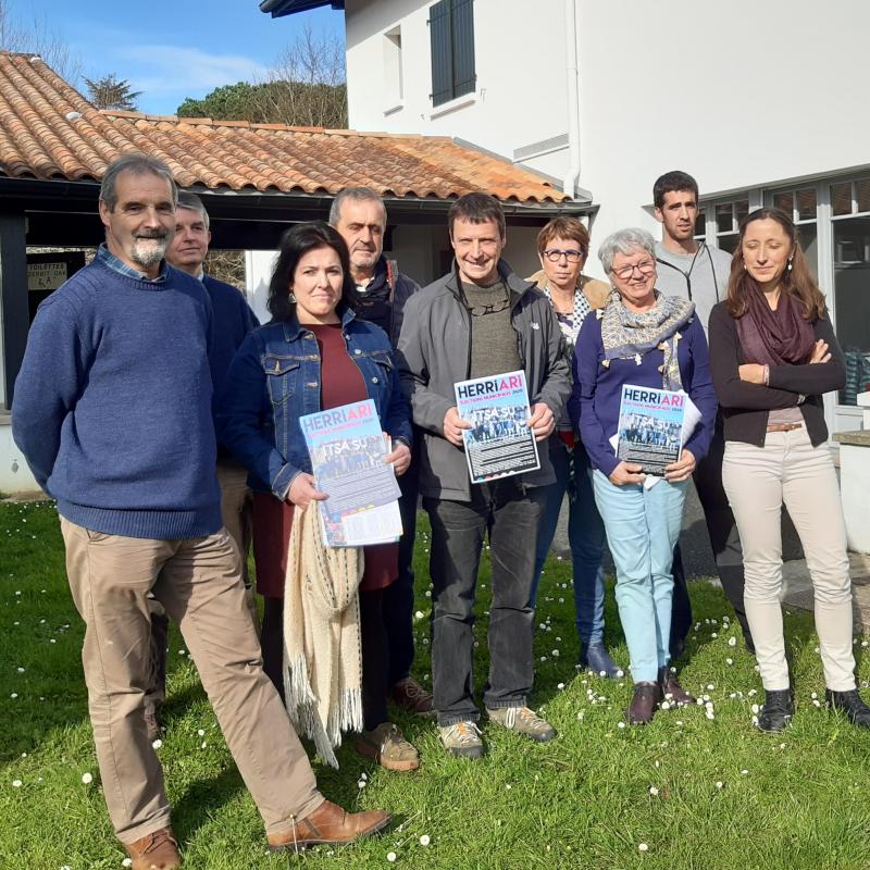 herrirari_deitu_zerrenda_aurkeztu_dute_itsasuko_abertzaleek