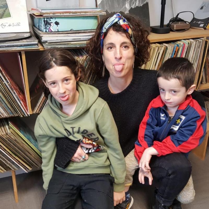 ospitaleko_pediatria_zerbitzuko_murruak_kolorez_jantzi_ditu_maiana_agorrodyk