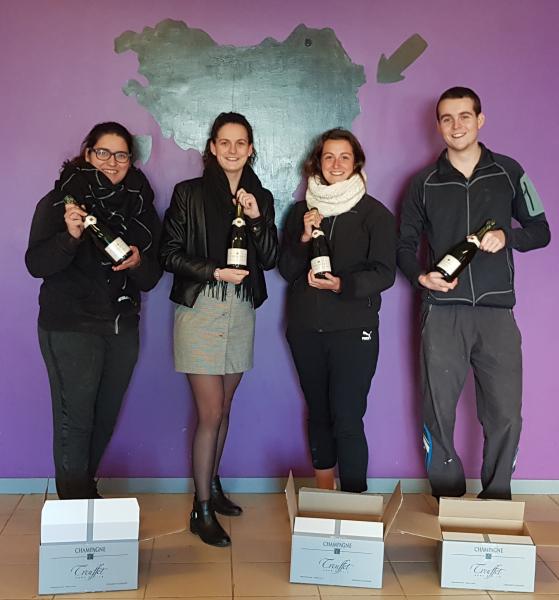 txanpaina_iturri_bat_uztaritzeko_gaztetxean_ostegun_gau_hontan