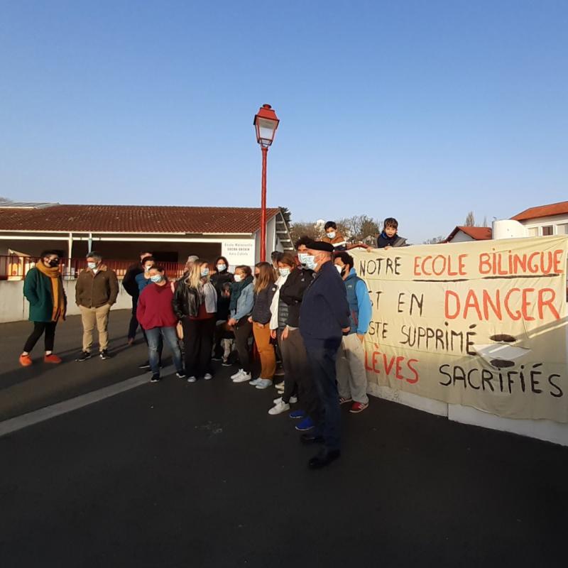 euskara_irakasle_postu_erdi_baten_alde_mobilizatu_dira_zokoan