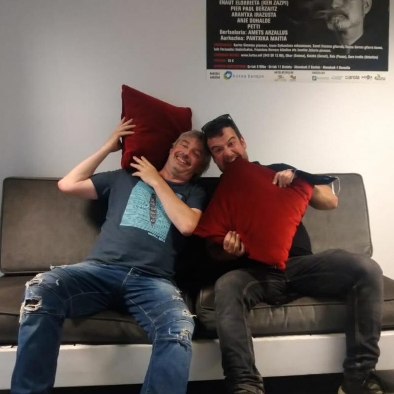 kontrabandistak_bildu_kantuak_kontzertuan_igandean