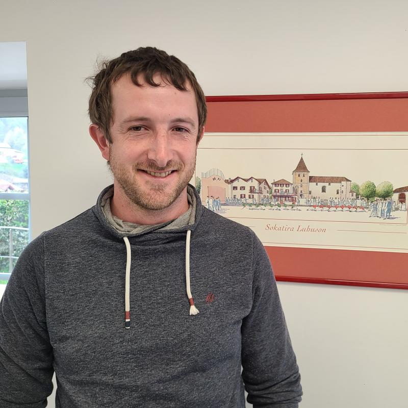 epizeria_eta_ostatu_berri_bat_trinketearen_erostea_edota_murgiltze_sistema_luhuson_berrikuntza_zonbaitzu